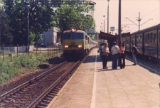 Stacja kolejowa w Obornikach Śląskich przed przebudową, peron 1, wrzesień 1998 r. (fot. 1) [Dokument ikonograficzny]