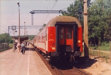 Stacja kolejowa w Obornikach Śląskich przed przebudową, peron 1, wrzesień 1998 r. (fot. 2) [Dokument ikonograficzny]