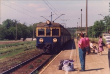 Stacja kolejowa w Obornikach Śląskich przed przebudową, peron 1, wrzesień 1998 r. (fot. 3) [Dokument ikonograficzny]