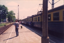 Stacja kolejowa w Obornikach Śląskich przed przebudową, peron 1, wrzesień 1998 r. (fot. 4) [Dokument ikonograficzny]