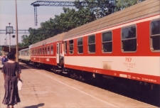 Stacja kolejowa w Obornikach Śląskich przed przebudową, peron 1, wrzesień 1998 r. (fot. 6) [Dokument ikonograficzny]