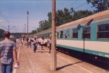 Stacja kolejowa w Obornikach Śląskich przed przebudową, peron 1, wrzesień 1998 r. (fot. 8) [Dokument ikonograficzny]