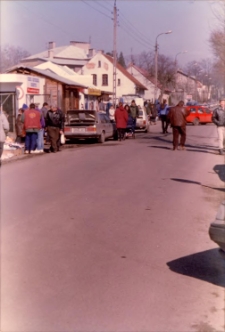 Targowisko w Obornikach Śląskich przy ul. Łokietka, grudzień 1997 r. (fot. 1) [Dokument ikonograficzny]