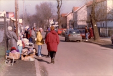 Targowisko w Obornikach Śląskich przy ul. Łokietka, grudzień 1997 r. (fot. 2) [Dokument ikonograficzny]