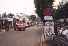 Targowisko w Obornikach Śląskich przy ul. Łokietka, wrzesień 1998 r. (fot. 3) [Dokument ikonograficzny]