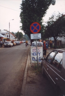 Targowisko w Obornikach Śląskich przy ul. Łokietka, wrzesień 1998 r. (fot. 4) [Dokument ikonograficzny]
