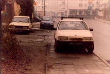 Ulica Marii Skłodowskiej-Curie przy skrzyżowaniu z ul. Dworcową w Obornikach Śląskich, 1997 r. (fot. 1) [Dokument ikonograficzny]
