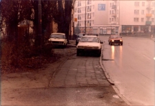Ulica Marii Skłodowskiej-Curie przy skrzyżowaniu z ul. Dworcową w Obornikach Śląskich, 1997 r. (fot. 2) [Dokument ikonograficzny]