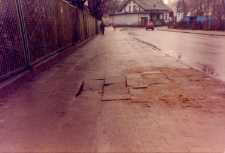 Ulica Marii Skłodowskiej-Curie przy parku miejskim w Obornikach Śląskich, 1997 r. (fot. 3) [Dokument ikonograficzny]