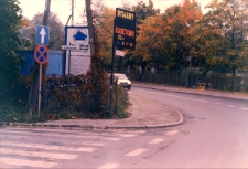 Ulica Marii Skłodowskiej-Curie - skrzyżowanie z ul. Orkana w Obornikach Śląskich, 1997 r. (fot. 4) [Dokument ikonograficzny]