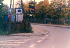 Ulica Marii Skłodowskiej-Curie - skrzyżowanie z ul. Orkana w Obornikach Śląskich, 1997 r. (fot. 5) [Dokument ikonograficzny]