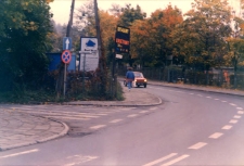 Ulica Marii Skłodowskiej-Curie - skrzyżowanie z ul. Orkana w Obornikach Śląskich, 1997 r. (fot. 6) [Dokument ikonograficzny]