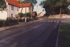 Ulica Marii Skłodowskiej-Curie przy Podzamczu w Obornikach Śląskich, 1998 r. (fot. 9) [Dokument ikonograficzny]