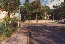 Ulica Marii Skłodowskiej-Curie przy Podzamczu w Obornikach Śląskich, 1998 r. (fot. 10) [Dokument ikonograficzny]