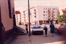 Ulica Marii Skłodowskiej-Curie przy skrzyżowaniu z ul. Dworcową w Obornikach Śląskich, 1998 r. (fot. 11) [Dokument ikonograficzny]
