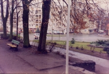 Ulica Marii Skłodowskiej-Curie przy skrzyżowaniu z ul. Dworcową w Obornikach Śląskich, 1998 r. (fot. 13) [Dokument ikonograficzny]