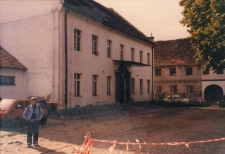 Uraz po powodzi w 1997 r. - budynek starej szkoły (fot. 2) [Dokument ikonograficzny]