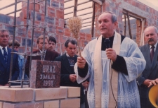 Uraz po powodzi w 1997 r. - wmurowanie kamienia węgielnego pod budowę nowej szkoły, 3.05.1998 r. (fot. 3) [Dokument ikonograficzny]