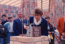 Uraz po powodzi w 1997 r. - wmurowanie kamienia węgielnego pod budowę nowej szkoły, 3.05.1998 r. (fot. 4) [Dokument ikonograficzny]