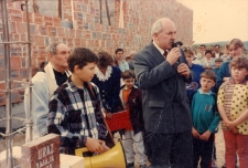 Uraz po powodzi w 1997 r. - wmurowanie kamienia węgielnego pod budowę nowej szkoły, 3.05.1998 r. (fot. 5) [Dokument ikonograficzny]