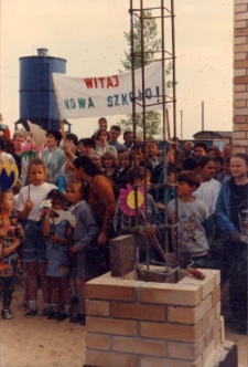Uraz po powodzi w 1997 r. - wmurowanie kamienia węgielnego pod budowę nowej szkoły, 3.05.1998 r. (fot. 6) [Dokument ikonograficzny]