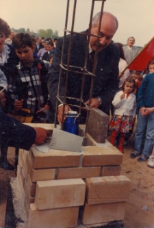 Uraz po powodzi w 1997 r. - wmurowanie kamienia węgielnego pod budowę nowej szkoły, 3.05.1998 r. (fot. 7) [Dokument ikonograficzny]