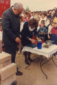 Uraz po powodzi w 1997 r. - wmurowanie kamienia węgielnego pod budowę nowej szkoły, 3.05.1998 r. (fot. 8) [Dokument ikonograficzny]