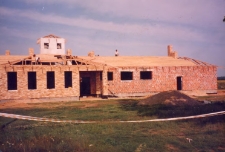 Uraz po powodzi w 1997 r. - budowa szkoły i remizy strażackiej w latach 1998-1999 (fot. 11) [Dokument ikonograficzny]