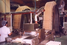 Sp&oacute;łdzielnia Zakłady Wyrob&oacute;w Cukierniczych &bdquo;Miś&rdquo; w Obornikach Śl., 1998 r. (fot. 9) [Dokument ikonograficzny]