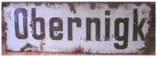 Tablica z nazwą miejscowości, która do końca II wojny światowej wisiała na budynku dworca w Obornikach Śl. [Dokument ikonograficzny]
