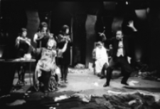 Stara kobieta wysiaduje (fot. 4) [Dokument ikonograficzny]