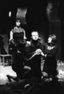 Stara kobieta wysiaduje (fot. 9) [Dokument ikonograficzny]