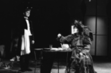 Stara kobieta wysiaduje (fot. 12) [Dokument ikonograficzny]