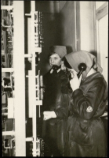 [Telefonistki : Technikum i Zasadnicza Szkoła Łączności w Jeleniej G&oacute;rze] (fot. 1) [Dokument ikonograficzny]