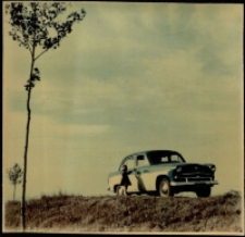 [Dziewczynka przy aucie] [Dokument ikonograficzny]