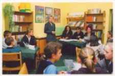 Tajemniczy świat legend – konkurs czytelniczy zorganizowany przez Bibliotekę im. J. Iwaszkiewicza i Obornicki Ośrodek Kultury dla uczniów szkół podstawowych z Obornik Śląskich, Osolina i Pęgowa, 19.11.2003 r. (fot. 3) [Dokument ikonograficzny]