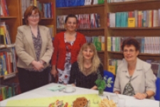 Spotkanie autorskie Grażyny Bąkiewicz z uczniami obornickiego gimnazjum podczas VIII Dolnośląskich Spotkań Pisarzy: Z książką na walizkach, 1.06.2011 r. (fot. 5) [Dokument ikonograficzny]
