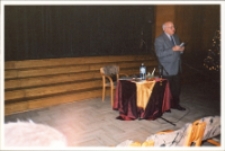 Spotkanie autorskie z Jerzym Bogdanem Kosem, prezesem Towarzystwa Miłośników Ziemi Trzebnickiej, 8.12.2004 r. (fot. 4) [Dokument ikonograficzny]