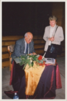 Spotkanie autorskie z Jerzym Bogdanem Kosem, prezesem Towarzystwa Miłośnik&oacute;w Ziemi Trzebnickiej, 8.12.2004 r. (fot. 5) [Dokument ikonograficzny]