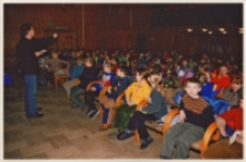 Z książką na walizkach: spotkanie autorskie z Grzegorzem Kasdepke, 3.06.2004 r. (fot. 1) [Dokument ikonograficzny]