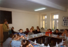 Zaczarowany świat wierszy Wandy Chotomskiej : zajęcia prowadzone przez Małgorzatę Biernacką w bibliotece z kl. 3 ze Szkoły Podstawowej nr 2, 7.11.2002 r. (fot. 1) [Dokument ikonograficzny]