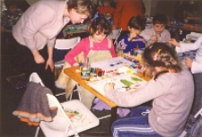 Zajęcia biblioteczne z udziałem klasy 1 Szkoły Podstawowej nr 2, prowadzone przez Annę Kuczyńską "Zagubione literki M. Strękowskiej-Zaremby", 28.02.2005 r. (fot. 1) [Dokument ikonograficzny]