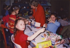 Zajęcia biblioteczne z udziałem klasy 1 Szkoły Podstawowej nr 2, prowadzone przez Annę Kuczyńską "Zagubione literki M. Strękowskiej-Zaremby", 28.02.2005 r. (fot. 2) [Dokument ikonograficzny]