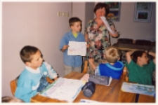 Jesień do nas przyszła : zajęcia w bibliotece z uczniami ze Szkoły Podstawowej nr 2, prowadzone przez Annę Kuczyńską, 13.10.2003 r. (fot. 1) [Dokument ikonograficzny]
