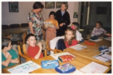 Jesień do nas przyszła : zajęcia w bibliotece z uczniami ze Szkoły Podstawowej nr 2, prowadzone przez Annę Kuczyńską, 13.10.2003 r. (fot. 2) [Dokument ikonograficzny]