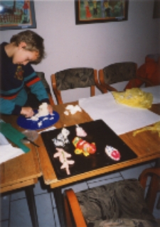 Kolorowe niespodzianki : zajęcia w bibliotece z uczniami ze Szkoły Podstawowej nr 2, prowadzone przez Małgorzatę Biernacką, 9.01.2003 r. (fot. 3) [Dokument ikonograficzny]