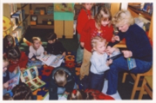 Spotkanie przedszkolaka z biblioteką : zajęcia w bibliotece z dziećmi z przedszkola, prowadzone przez Annę Kuczyńską, 16.12.2003 r. (fot. 1) [Dokument ikonograficzny]