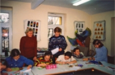 Świąteczna poczt&oacute;wka : zajęcia w bibliotece z klasą 3 b ze Szkoły Podstawowej nr 2, prowadzone przez Małgorzatę Biernacką, 5.12.2002 r. (fot. 1) [Dokument ikonograficzny]