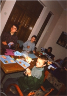 Wiosenne obrazki : zajęcia w bibliotece z uczniami ze Szkoły Podstawowej nr 2 w Obornikach Śląskich, prowadzone przez Małgorzatę Biernacką, 27.03.2003 r. (fot. 1) [Dokument ikonograficzny]