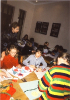 Wiosenne obrazki : zajęcia w bibliotece z uczniami ze Szkoły Podstawowej nr 2 w Obornikach Śląskich, prowadzone przez Małgorzatę Biernacką, 27.03.2003 r. (fot. 2) [Dokument ikonograficzny]